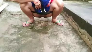 Maid in saree outdoors, public pissing, fingering