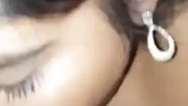 Guy makes Desi girl give him a XXX blowjob in close-up MMS video