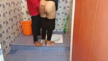Bathroom Ki Safayi Kar Rhi Bhabhi Ko Pakad Ke Choot Chodi