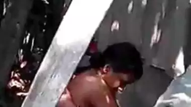 Desi bhabhi nude bath