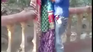 Outdoor Desi mms clip of slim Indian gal caught kissing her lover