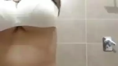 Shower porn video of the young Desi girlfriend with thick eyebrows