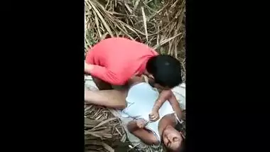Desi porn video of a young girl in the field