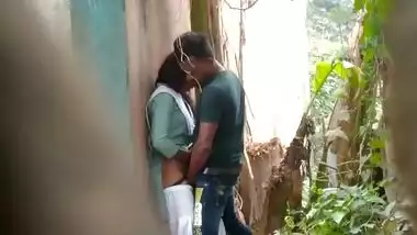 Indian outdoor sex MMS video leaked online