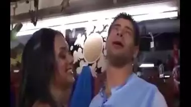 Bombay babe fucks a Foreigner hard