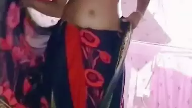 Homely village wife wearing saree viral boobs show