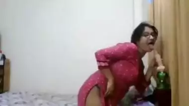 Nerdy Indian beauty performs little XXX sex show in front of webcam