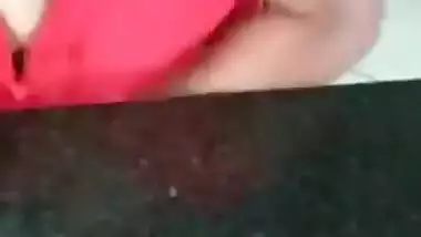 Desi girl showing boobs secretly in a mall