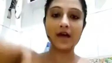 Sexy Desi XXX girl shaving her pretty pussy on selfie cam