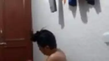 Super Hot Look Desi Girl Bathing