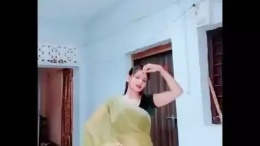 Cute newly wed housewife shivani singh navel show in transparent saree