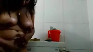 Tempting Indian sex wife shaves her XXX pubis by a toilet bowl