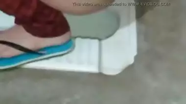 Peeing in toilet ladki full HD with DESISLIMGIRL