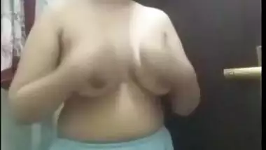 Sexy Desi Girl Showing Her Boobs and Ass