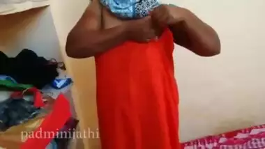 Tamil aunty tempting her roommate
