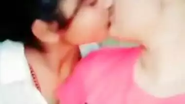 DESI INDIAN CUTE LESBIAN FRIENDS KISSING
