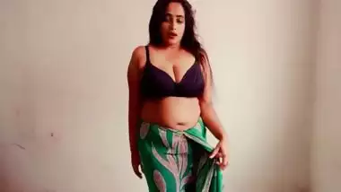 desi indian gujarat ki ladki ki boobs aur choot dekhi