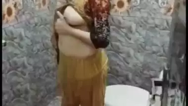 Pakistani chubby girl masturbates in the shower