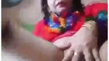 Mature and sexy punjabi aunty fingering pussy