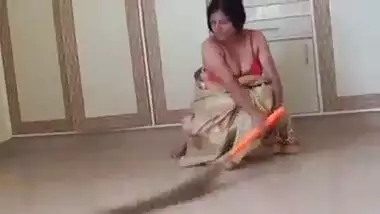 B-grade Indian masala sex of desi aunty in saree & neighbor