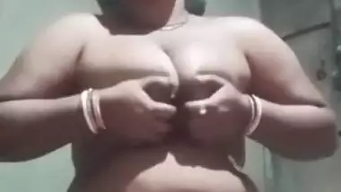 Big Boobs Village Bhabhi Showing and Fingering