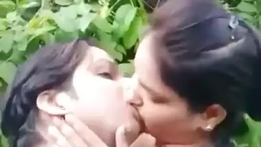 Desi Lover outdoor boobs sucking and smooching