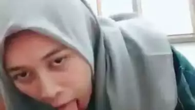 Hijabi girl sucks her stepbrother’s dick in Bangladeshi porn