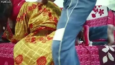 Pila saree pahankar Desi bhabhi ne apane hi uncle ke sath chud gahi