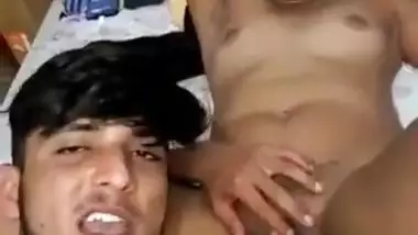 GUY HAVING FUN NARATING GF’S PUSSY TO HIS FRIENDS