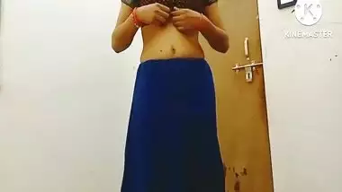 Indian Bhabhi In Saree Remove Clothes And Pussy Fingering