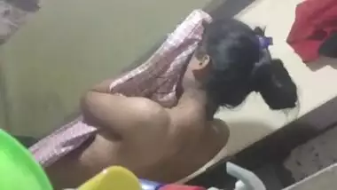 19yo teen girl nude bath hidden cam viral clip