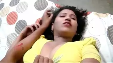 Desi bhabhi’s cleavage & boob press bollywood sex