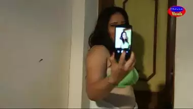 Indian bhabhi sex huge cleavage selfie moment with phone