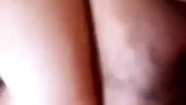 Horny Bhabhi Likes to Drill her Pussy Live