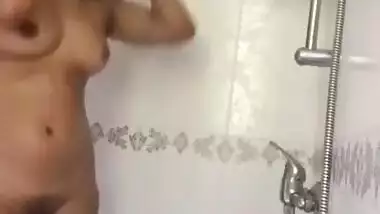 Desi Cute Girl Bathing Vdo