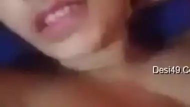 Sexy Desi Girl Shows Her Boobs