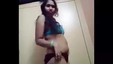 Amateur teen strips on cam to please her horny boyfriend