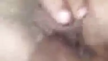 Desi girl’s Desi pussy fingering MMS video