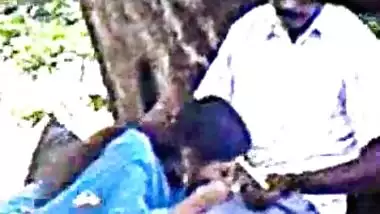 tamil uncle making Beautiful girl suck in park