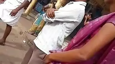 Tamil hot office girl side boobs and navel show in bus stop 