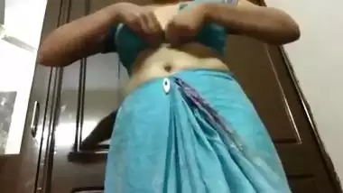 kinky Indian lady shows off her nicely shaped boobies 