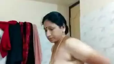 Desi Tamil Sexy Bahbhi Bathing