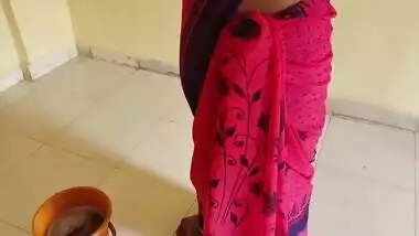 Desi bhabhi pocha marate Samay apane sahab se chut ki chudai ki