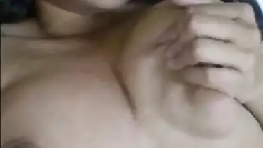 Amateur hot wife fingering n moaning her wet pussy on bed