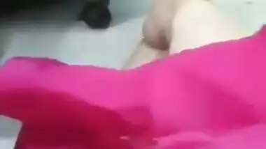 Horny Bhabi Lifting Her Saree