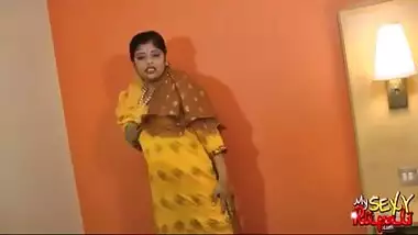 Famous desi bhabhi strips to fuck a dildo