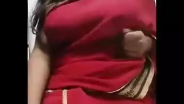 Chesty Desi diva in sari shows natural XXX melons in solo sex clip