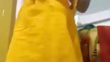 Mature bhabhi striping sari and fingering