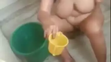 Kerala nude aunty outdoor bathing video by servant. Leaked desi mms sex