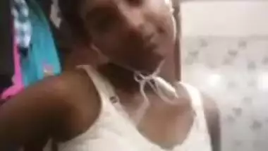 Video of Indian mom who tries to make online friend cum with boobs